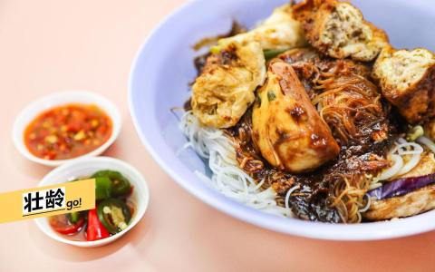 八巷手工鱼圆面的酿豆腐，自制辣椒酱锦上添花。（刘欣怡摄）