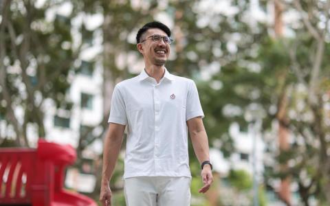 人民行动党后港区候选人、38岁的刑事诉讼律师林于晖，星期一下午在后港区接受《联合早报》专访。（李冠卫摄）