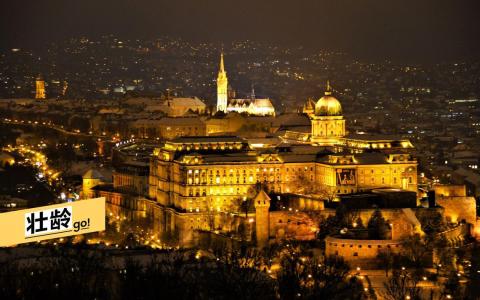 布达佩斯金黄色夜景美轮美奂。 （蔚铿摄）