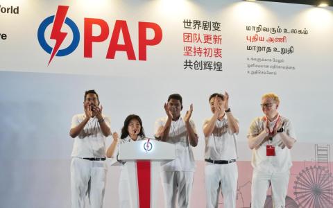 行动党阿裕尼集选区团队飞翔（左起）、陈惠意、杰格、洪子扬和刘克元在计票结果公布后，上台感谢支持者。（谢智扬摄）