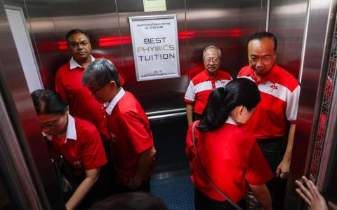 前进党取消记者会后，多名参选人乘电梯离开党总部。他们是党主席陈清木医生（右二）、邱宝忠（右一）、陈芬妮（背对镜头）、萨尼（左二）、潘群勤（左一）和陈礼添。（陈斌勤摄）