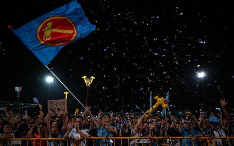 这次选举已形成行动党和工人党的两党制政治雏型。图为工人党支持者集合在实龙岗体育场等待选举结果。（法新社）