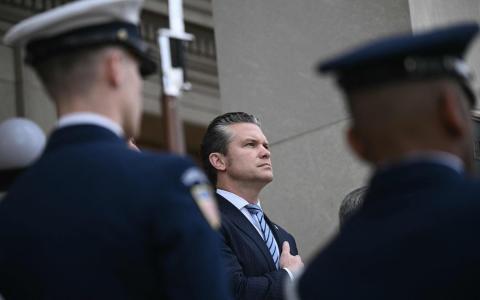 赫格塞斯说，国防部接下来将把资源从总部转移到战斗人员身上。（法新社）