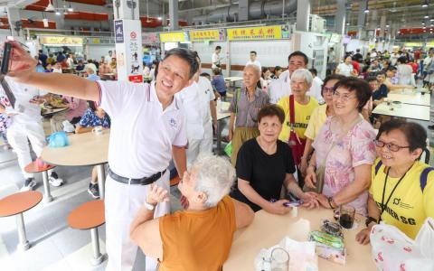 行动党丹戎巴葛集选区谢票活动中，领军部长陈振声（左一）与居民合照。（吴先邦摄）