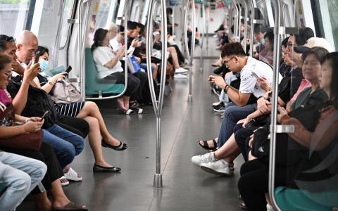 人手一机的时代，在许多观察者眼中，今年的选举似乎早已“在线上”定局。（海峡时报）