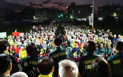 2024年1月13日的台湾总统与立委选举，牵动台海局势与两岸关系走向，引起海内外关注，各政党倾全力呼唤选民热情，背后是一场激烈的烧钱和烧脑竞赛。图为民进党12月2日在彰化县的一场大型夜间造势活动。（民进党提供）