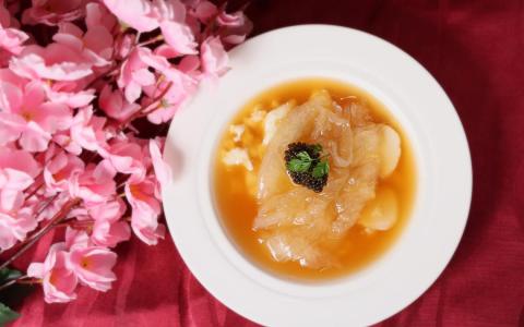 中餐馆华厅的鲟龙黑鱼子芙蓉带子扒官燕，以鲟龙鱼子酱呈现“龙”主题年菜的奢华。（龙国雄摄）