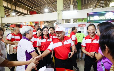 前进党团队在大选一周后首次公开露面，星期六在西海岸熟食中心与区内多处答谢选民，不少居民上前打气、感谢，鼓励党主席陈清木（右二）、秘书长梁文辉（右一）和第一副主席潘群勤（右四）再接再厉。（蔡家增摄）