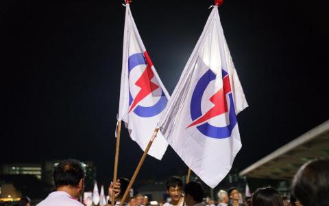 在2025年全国大选，第四代领导班子获得人民强有力的委托。（彭博社）