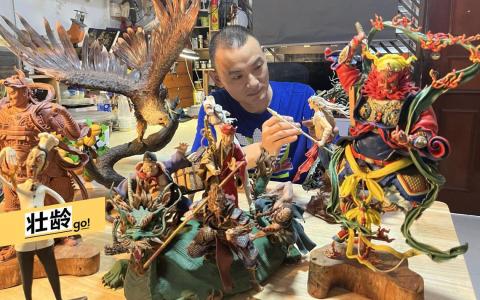 无论是孙悟空、卡通人物、十二生肖，还是各种食物和植物，一经李伟华的巧手，都是一件件栩栩如生的艺术品。（黄良辉摄）