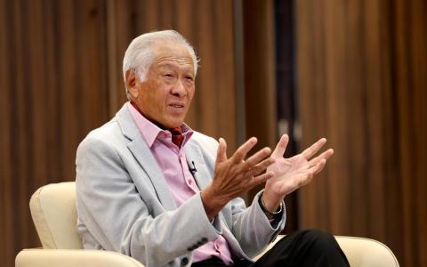 即将卸任的黄永宏，星期二（5月13日）在国防部总部接受本地媒体采访，回顾自己24年的从政岁月。（严宣融摄）