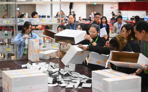 选举局星期四（5月15日）点算海外选票，并公布2025年全国大选32个选区的最终投票成绩。（海峡时报）