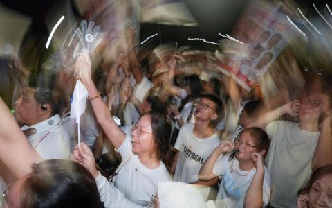 人民行动党支持者在投票日晚上集合在武吉甘柏体育场等待成绩揭晓。（张俊杰摄）