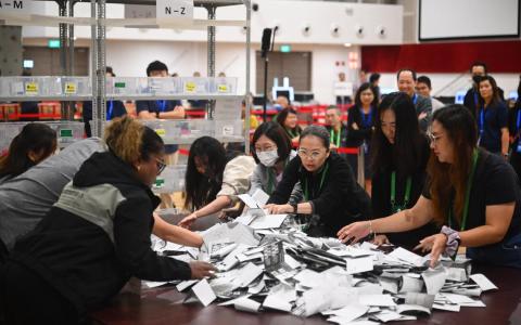 选举局星期四（5月15日）点算海外选票，并公布2025年全国大选32个选区的最终投票成绩。（档案照片）