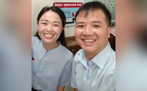 刘宇扬（右）在社交媒体发文向新加坡人承诺，将利用国会的平台继续倡导一个更平衡且多元的政治体系。他期待与蒋佩姗（左）一同为重要的国家对话带来新的视角。（取自刘宇扬脸书）