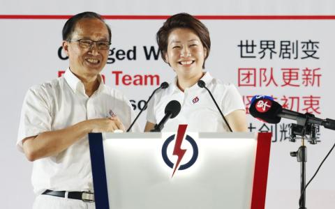 人民行动党蒙巴登区候选人吴诗琪（右）星期三举行晚间群众大会。该区原议员林谋泉也前来助选。（郑一鸣摄）