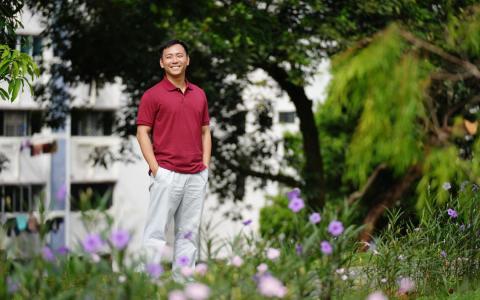 吴培铭说，在基层和军队服务的经验相结合，让他能提出全面、平衡的观点，有效地为居民发声。（谢智扬摄）