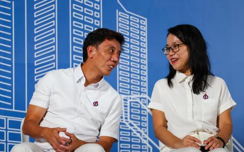 人民行动党蔡厝港党集选区的团队包括两名新人萧振祥（左）和朱佩玲博士（右），他们星期六首次在群众大会上发表演说。（林明顺摄）