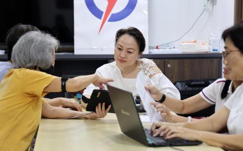 马林百列—布莱德岭集选区新任议员彭丽燕，星期二在友诺士弯第11座组屋首次举行接见选民活动。（萧紫薇摄）