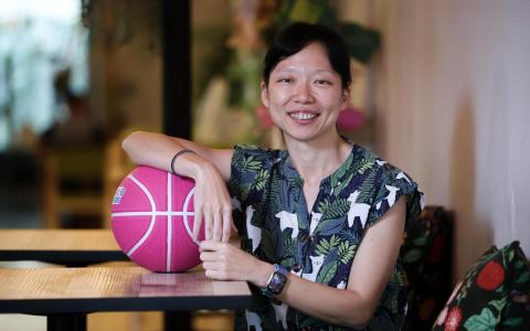 刘洁敏从小爱运动，曾是英式女蓝国家队队员，后来转打篮球，是卫生部篮球队主将之一，现在则是跑步。当她看到这个拍照道具，忍俊不禁地说：“好可爱的粉色篮球！但我们不会用它来打蓝球。”（关俊威摄）