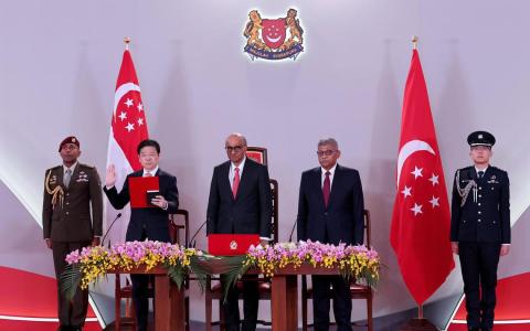 尚达曼总统说，2025年大选也标志着选民的进一步转变。许多选民是年轻选民，没有经历过建国之初的艰辛和变革。但他们有自己的关注点，并怀有对新加坡未来的期望和希望。（邝启聪摄）