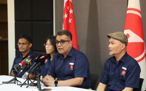 红点同心党秘书长拉维（左三）星期六（5月24日）召开记者会，总结政党在本届大选的整体表现。出席记者会的还包括在5月大选出征义顺集选区的林怡慧（左二），以及在裕廊东—武吉巴督参选的哈理斯（左一）和潘家定（右一）。（邝启聪摄）