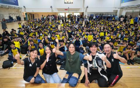 弹唱人为裕峰中学310名学生带来精彩演出。图为他们与裕峰中学学生的合照。（张俊杰摄）