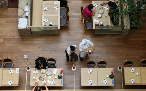 调查指出，酒店、餐饮与住宿业、健康与社会服务业，以及零售业，对未来12个月的经济前景尤其悲观。（海峡时报）