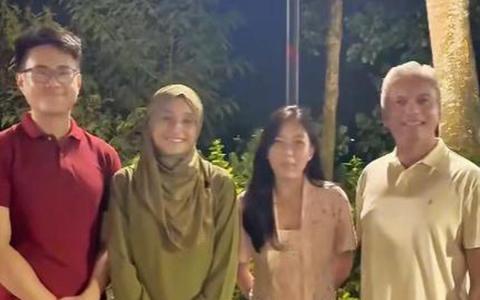 贺沛星（右一）星期三（5月28日）晚上在脸书上载短视频和贴文说，团队上周末在榜鹅举办聚餐慰劳义工，感谢他们在竞选期间努力不懈。另三名参选人——区致铭（左起）、艾莉雅和滕沛源也同时入镜。（取自贺沛星脸书）