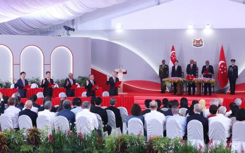 黄循财总理（右四）今年首次带领人民行动党出征全国大选，以65.57％的总得票率蝉联执政，扭转之前两位总理首战得票率下滑的趋势。图为新一届内阁上周在总统府宣誓就职。（邝启聪摄）