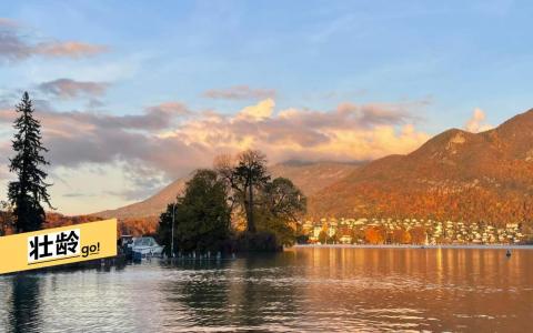 安纳西湖是全欧洲最干净的湖，水源来自雨水和阿尔卑斯山融化的雪。（王华儿摄 ）