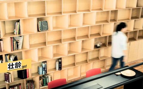 占据整面墙的书架是书房一大亮点，架子45度斜角具设计感。（Atelier Here提供）