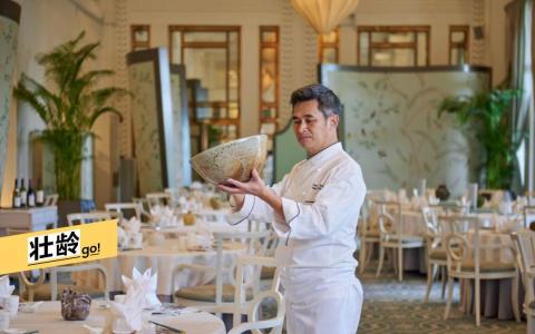 新加坡富丽敦酒店（The Fullerton Hotel Singapore）中餐馆玉楼行政总厨梁志贤，形容自己这辈子都离不开火，无论是做菜或制陶瓷品都是从火中来，相辅而行。（酒店提供）