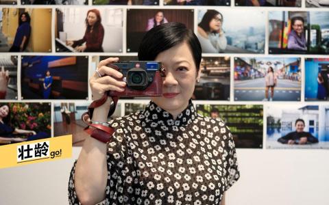 蔡扬医生配合最新彩色摄影集《新加坡妇女能顶整片天》的出版举行摄影展。（曾坤顺摄）