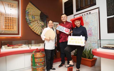黄钰清（左起）、陈文伟和范嘉惠对自己的广东祖籍历史很有认同感。他们通过组织文物馆、导览团等方式，让公众认识妈姐和红头巾对新加坡的贡献。（蔡家增摄）