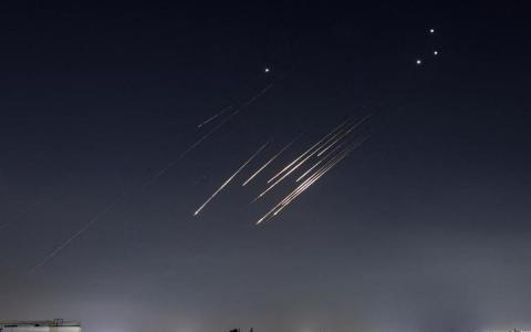 6月14日，在以色列盖德拉，从伊朗向以色列发射的导弹被拦截。（路透社）