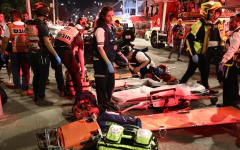 以色列6月13日对伊朗展开大规模空袭，伊朗随后发动两轮还击，第一轮自杀式无人机没有造成以色列任何毁伤，但第二轮发射的上百枚导弹，则导致以色列平民伤亡。（新华社）