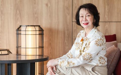 为纪念已故父亲、著名银行家黄祖耀，泛太平洋酒店集团执行董事黄玮玲出版新书《亲情·友情·人间情》，讲述人生感悟。 （陈斌勤摄）