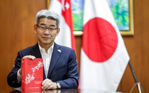 日本驻新加坡大使石川浩司6月12日在日本驻新加坡大使馆接受《联合早报》访问时，谈及他与新加坡巡回大使许通美合编的新书《日出之国与狮城：日本和新加坡的故事》。（叶振忠摄）