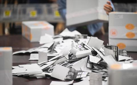 一些旅外者呼吁适度放宽或废除规定，以贴近如今资讯发达与国人生活日益全球化的现实。（海峡时报档案照片）