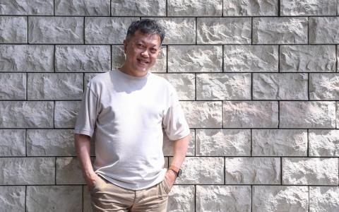 语凡为精进诗艺学习不辍，无时无刻都不在思考创作的问题。（白艳琳摄）