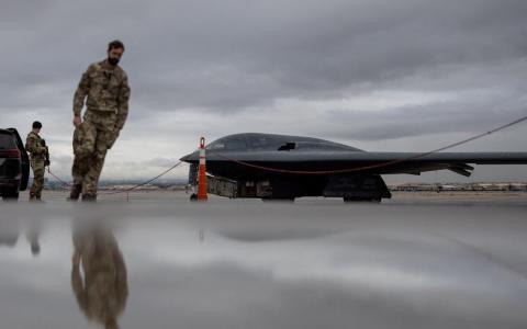 对伊朗，特朗普显然已不胜其烦，扔几颗地面或地下深层的炸弹，算是警告，免得以为美国真没实力。（路透社）