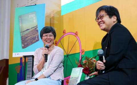 新报业媒体华文媒体集团社长李慧玲（左）在收录35篇人物专访的《思索的长度》发布会上，同《联合早报》副总编辑兼联合早报网（中国）主编韩咏红对谈，提到曾尝试访问获得肖邦国际钢琴比赛金奖的李云迪，却被对方以需要练琴拒绝接受访问，但最后还是写成一篇人物专访。她讲述的这个难忘经历，让出席发布会者发出一阵笑声。（林明顺摄）