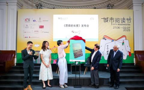 新报业媒体信托主席许文远（右二）星期五（6月27日）在旧国会大厦艺术之家，为华文媒体集团社长李慧玲（左三）的新书《思索的长度》进行推介。（林明顺摄）