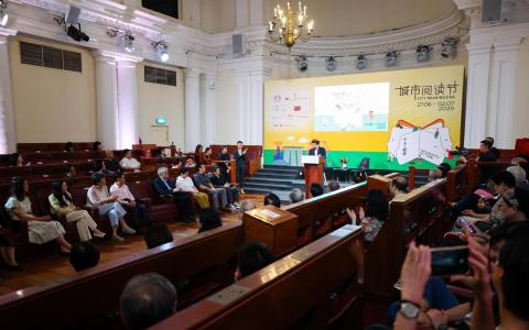 新报业媒体信托主席许文远星期五（6月27日）在第三届城市阅读节2025开幕式致辞时，强调了在AI时代坚持阅读的重要性。他也为华文媒体集团社长李慧玲的新书《思索的长度》进行推介。（林明顺摄）