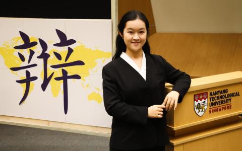南洋理工大学辩论队副队长乔益琳首次亮相亚太公开赛，感受团队力量与辩论魅力，带领青年辩手用理性与激情诠释新时代大学生的思辨风采。（蔡家增摄）