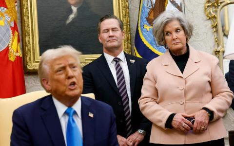 化名为“罗伯特”的黑客团伙宣称拥有特朗普核心圈子约100GB的电邮，称入侵了白宫幕僚长怀尔斯（右一）的电邮账户。  （法新社）