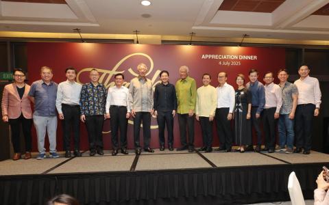 人民行动党星期五设晚宴答谢在本届大选引退的20名行动党议员。黄循财总理（左七）与其中14名出席晚宴的前议员合照，包括前国务资政兼国家安全统筹部长张志贤（左六）、前副总理王瑞杰（左五）、前国防部长黄永宏医生（右八）、前总理公署部长兼教育部和外交部第二部长孟理齐博士（右七），以及黄文鸿（左起）、司徒宇斌、前国防部高级政务部长王志豪、陈有明医生、林谋泉、胡美霞、林伟杰医生、锺奇雄、黄国光，以及吴顺喜。（唐家鸿摄）