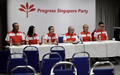 新加坡前进党星期六召开记者会，宣布中委会人事调动，主席陈清木医生（右三）和第一副主席潘群勤将卸任，退出中委会。出席记者会的包括秘书长梁文辉（左三），接替陈情木担任主席的阿巴斯（右二），以及三名新增补的中委萨尼（左一）、陈芬妮（左二）和白永良（右一）。（海峡时报）
