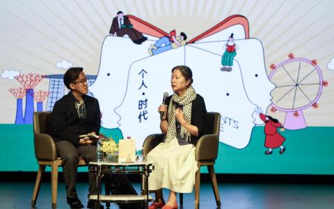 中国作家王安忆（右）7月2日在“2025城市阅读节”上，就“历史和我”一题，与我国读者分享创作心得。图左为分享会主持人新加坡国立大学中文系助理教授曾昭程。（关俊威摄）